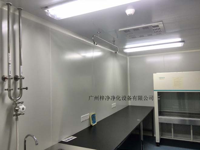 建造和使用潔凈室能有效減少室內(nèi)誘入、產(chǎn)生及滯留粒子。