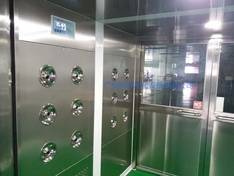 雙開門貨淋室工作區(qū)配智能控制器,方便人員使用操作。