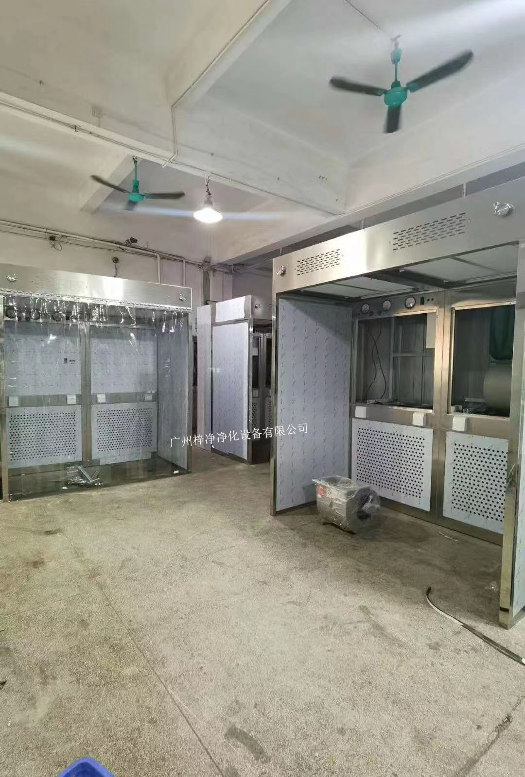 負(fù)壓稱(chēng)量室設(shè)備由工作區(qū)、回風(fēng)箱體、風(fēng)機(jī)箱體、出風(fēng)箱體及外箱體幾大部分拼裝而成。