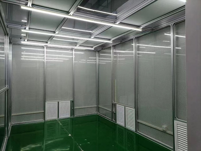 選擇百級無塵潔凈棚還是千級無塵潔凈棚，應根據(jù)具體的生產(chǎn)需求、產(chǎn)品要求和預算來決定。